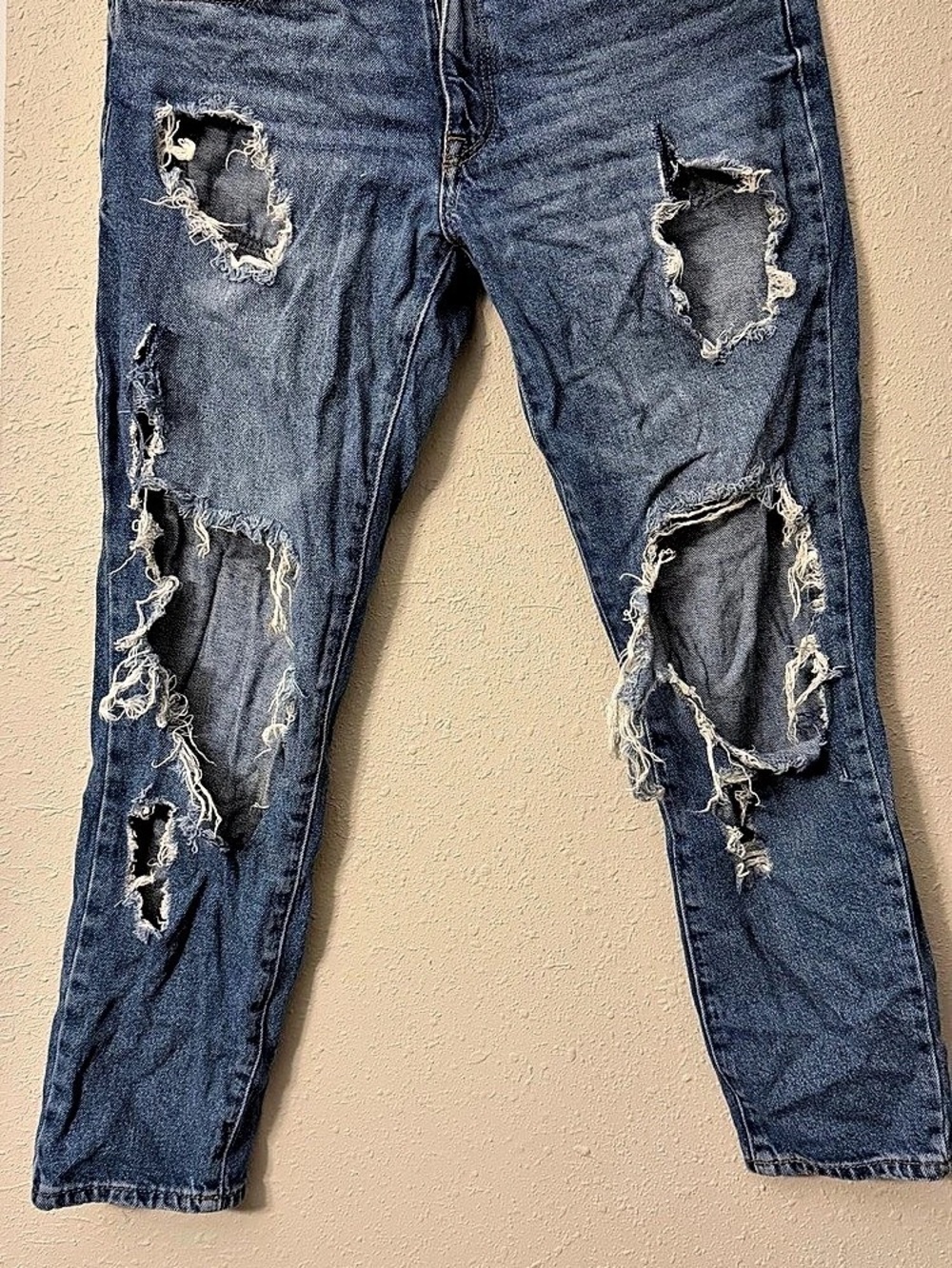 Forever 21 Distressed Boyfriend Jeans in Blue